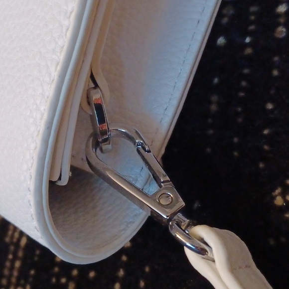 4/$60 White Le Chateau Purse - Small - Picture 6 of 10